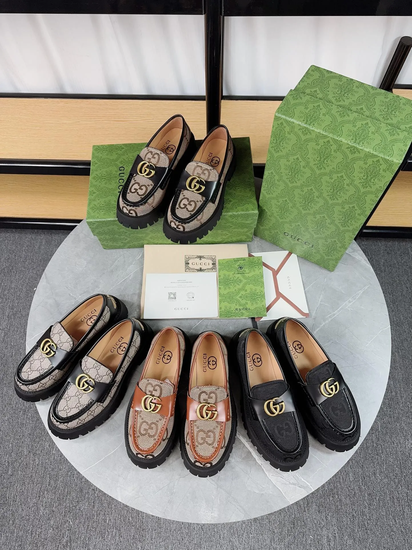 👟👟Ex-factory price 520👟👟Gucci2023 new model, double GG groove thick-soled Loaf platform shoes. The original version is made 1:1. Super beautiful quality, classic model at the counter. ❶Upper: original open edge beaded cowhide ❷Inner lining: water-dyed cowhide ❸Feet: water-dyed cowhide ❹Outsole: ultra-light original sole ❺thick sole heightening: 3.5cn ❻Packing: original packaging ❼Number: 35-42 (41 41 customized, non-returnable) Men's model: 38-46 (45, 46 customized, non-returnable)